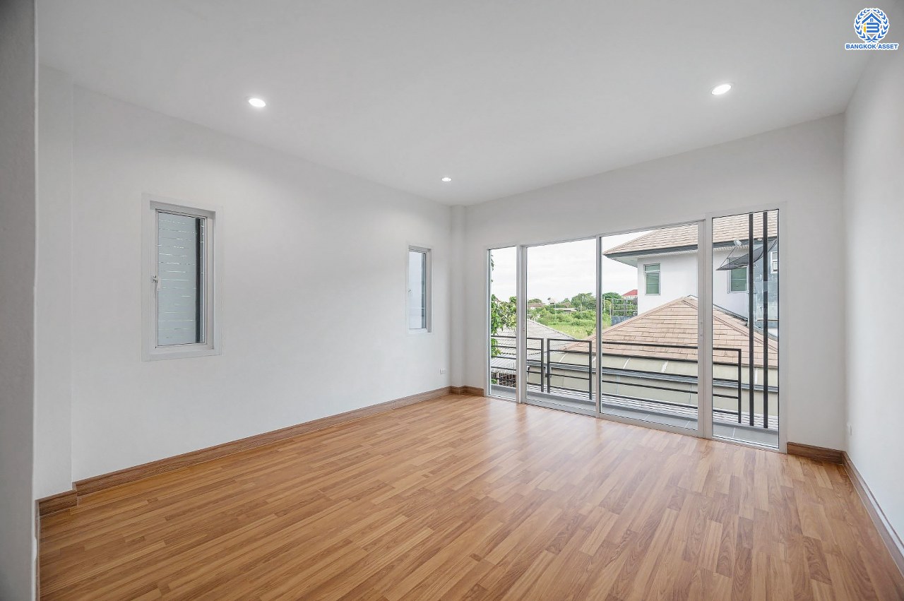 บ้านมือสองตกแต่งใหม่ โครงการ บุษราคัมรีเจนท์ ปิ่นเกล้า-บรมราชชนนี เนื้อที่  67.50 ตร.ว. ฟังก์ชัน 3 ห้องนอน 3 ห้องน้ำ จอดรถได้ 2 คัน สภาพแวดล้อมดี เดินทางเข้าสู่เมืองได้สะดวกเชื่อมต่อ ถนนพุทธมณฑลสาย 2, ถนนบรมราชชนนี, ถนนกาญจนาภิเษก, ถนนศาลาธรรมสพน์ ใกล้เซ็นทรัลปิ่นเกล้า, ตลาดสดธนบุรี และจุดขึ้นทางด่วน "ศรีรัช"